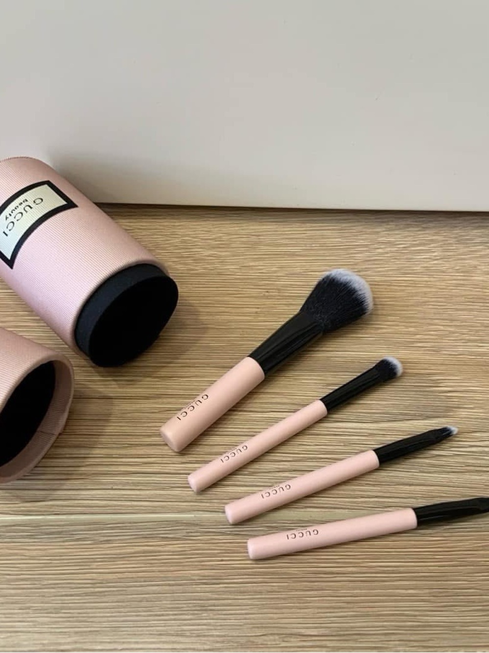 New GWP  Gucci Pink Brush Holder with 4 Black-Handled Brushes - Picture 2 of 3